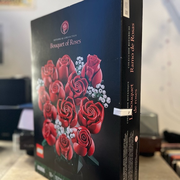 LEGO Botanical Collection Red Rose Bouquet - Picture 2 of 8